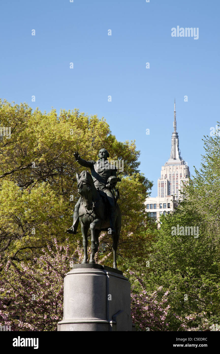 Union Square e George Washington statua con Empire State Building, NYC Foto Stock
