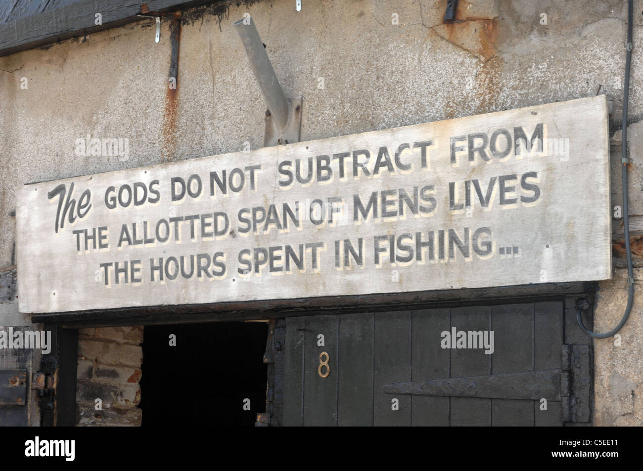 Gli dei non sottrarrono dalla portata assegnata della vita degli uomini le ore passate in segno di pesca, Lyme Regis, Dorset, UK. Foto Stock