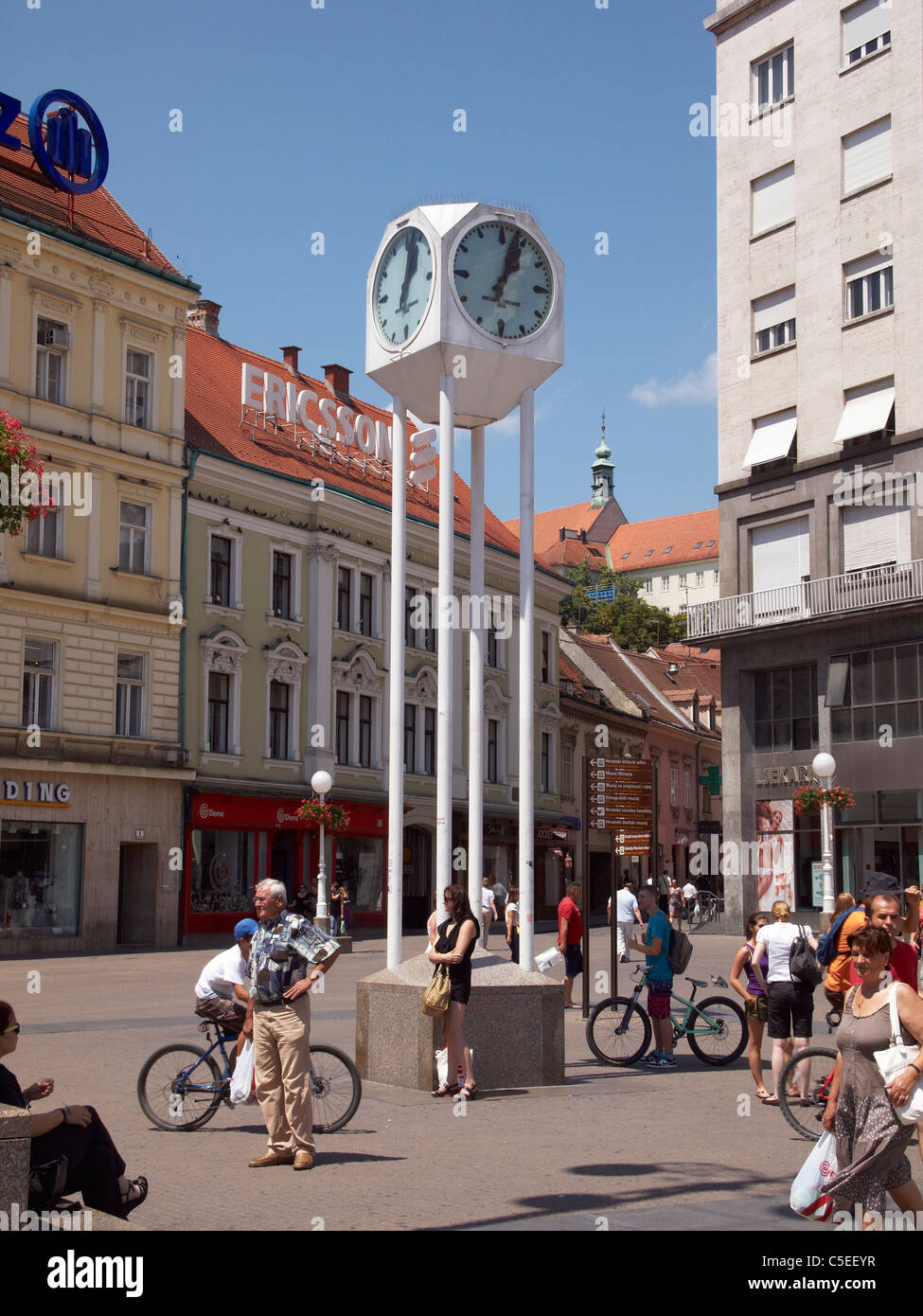 Tradizionalmente la riunione pubblica sotto l'orologio - Ban Josip Jelacic square, city centre, Zagreb, Croazia; Europa Foto Stock