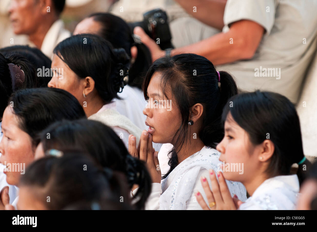 Femmina buddisti pregano, Cambogia Foto Stock