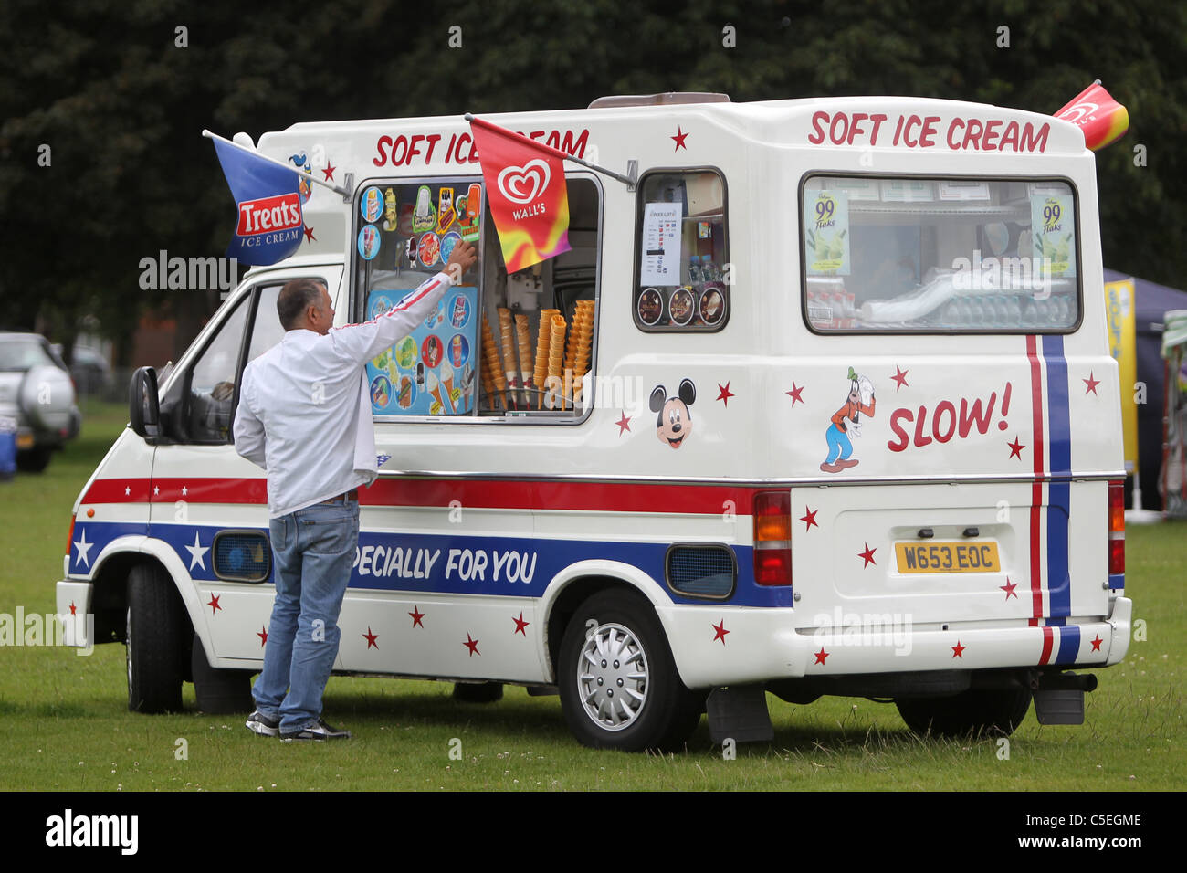 Un gelato van raffigurato in un parco in Shoreham, East Sussex, Regno Unito. Foto Stock