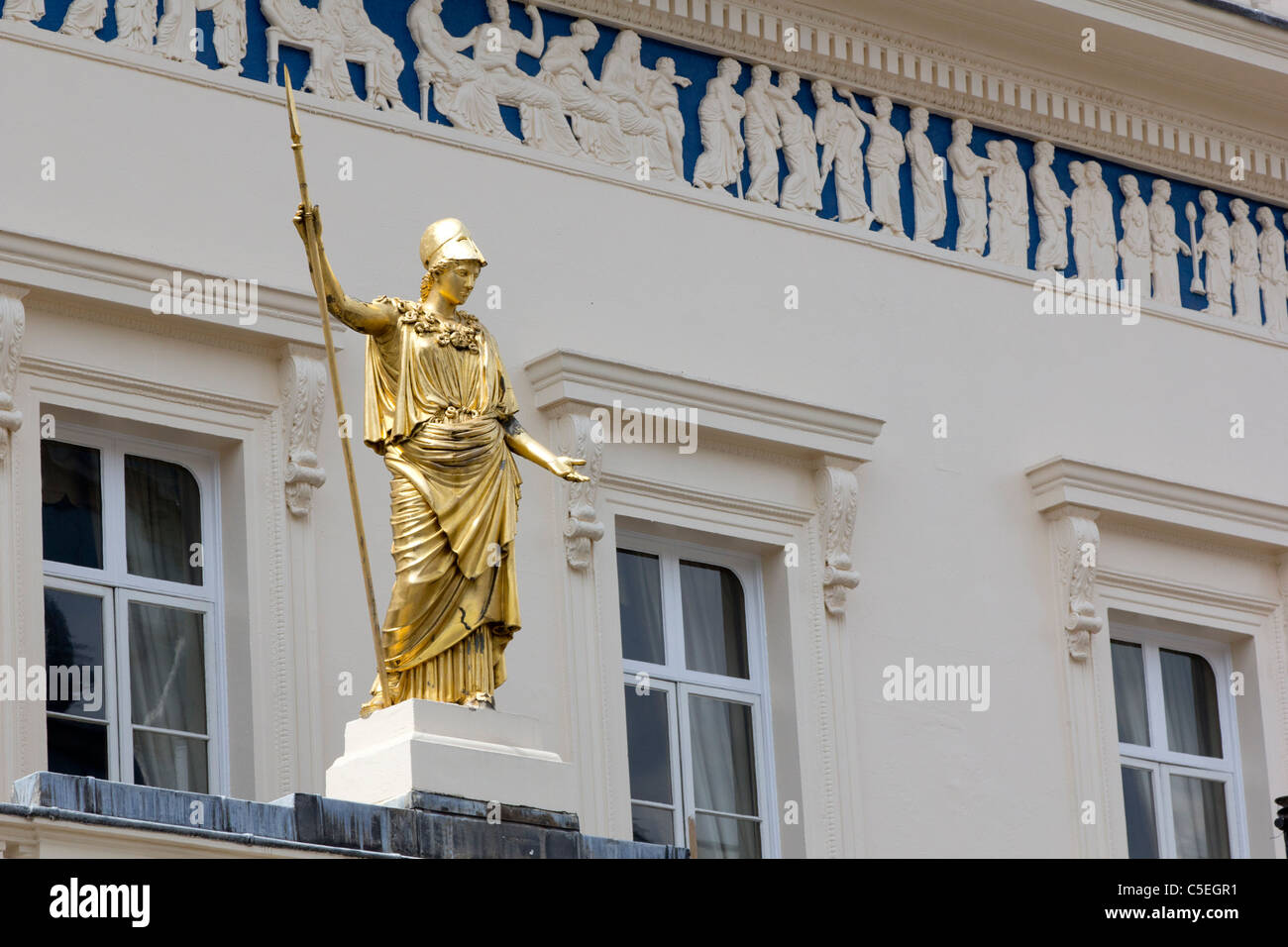 Statua di Athena e bassorilievi fregio - The Athenaeum Club, Waterloo Place, Londra Foto Stock