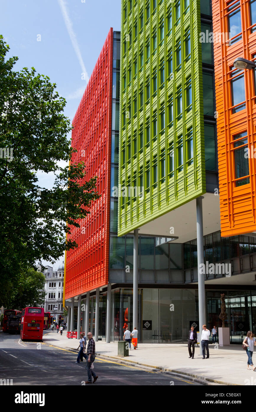 La colorata architettura ufficio dell'utilizzo misto sviluppo di Central Saint Giles, Londra Foto Stock