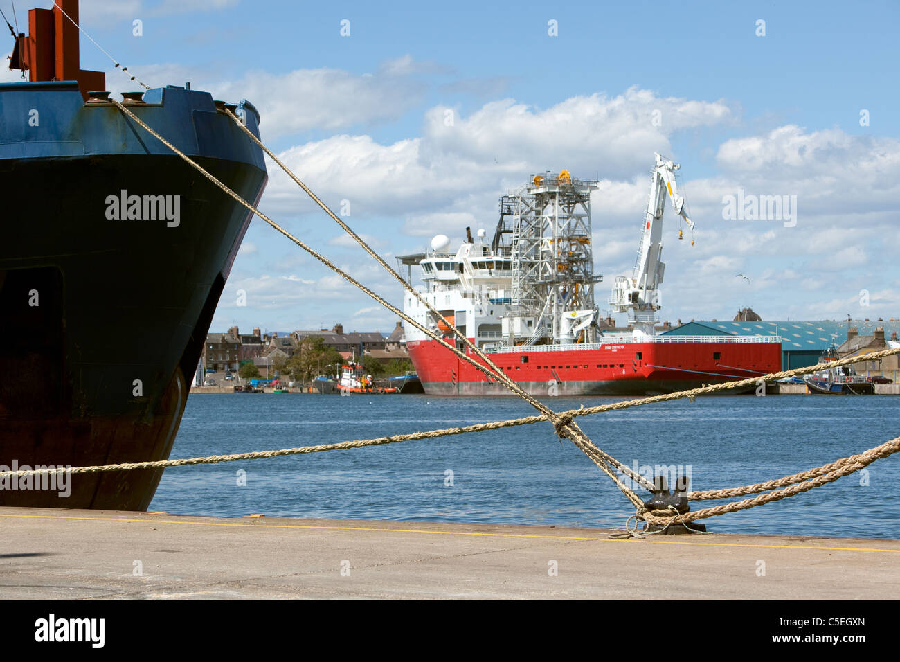 Funi che fissano le navi a banchina al Porto di Montrose Scozia Scotland Foto Stock