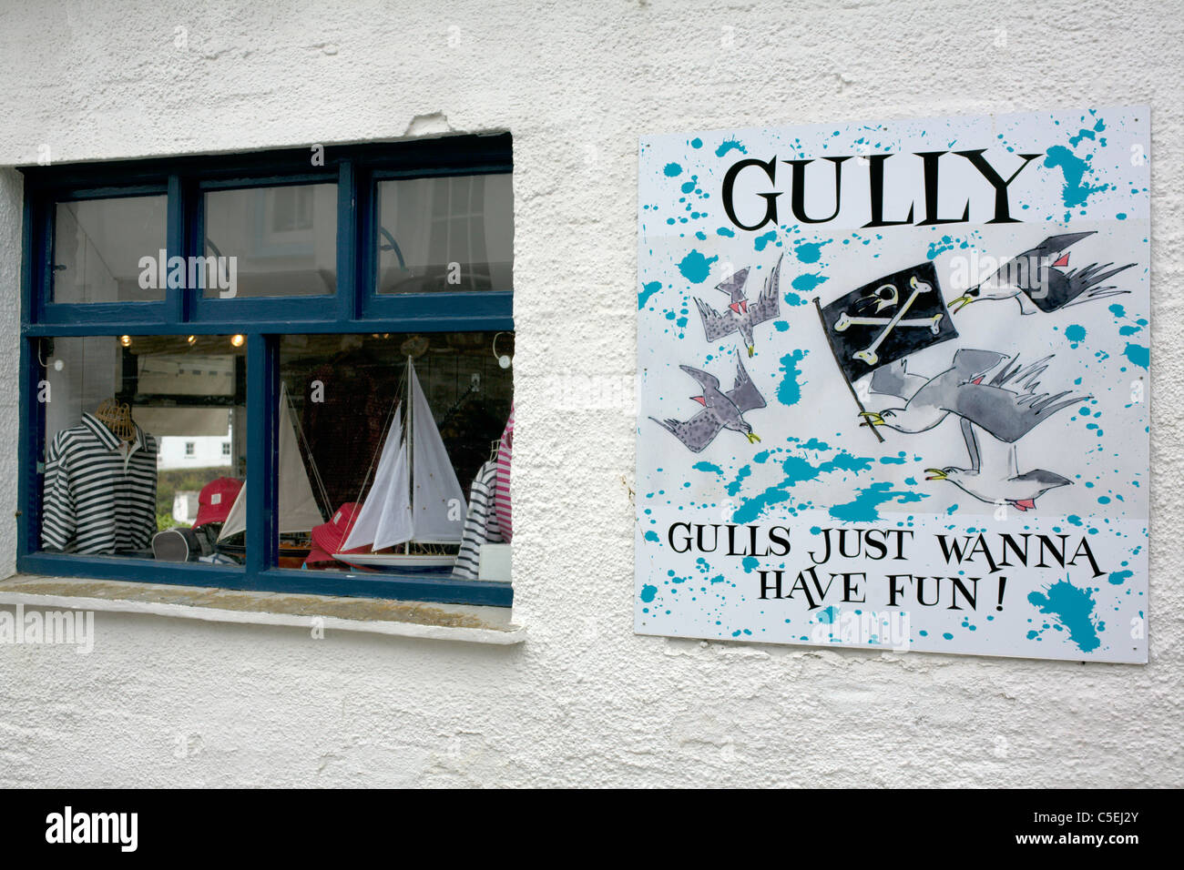 Gully shop segno Port Isaac Cornwall Inghilterra UK Gabbiani vogliono semplicemente divertirsi città era Portwenn nella serie TV Doc Martin Foto Stock