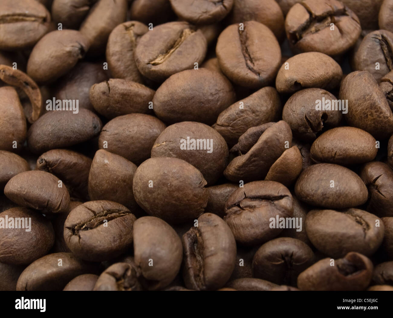 I chicchi di caffè da un piano di grandi dimensioni Foto Stock