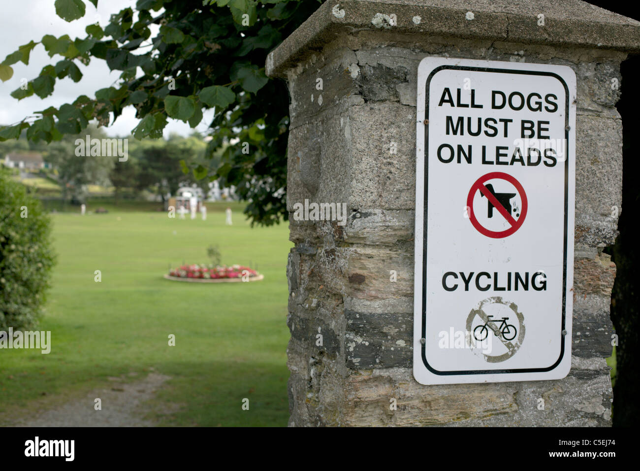 Segno in ingresso al parco St Albans Cornwall Inghilterra REGNO UNITO no escursioni in bicicletta tutti i cani devono essere sulle derivazioni Foto Stock
