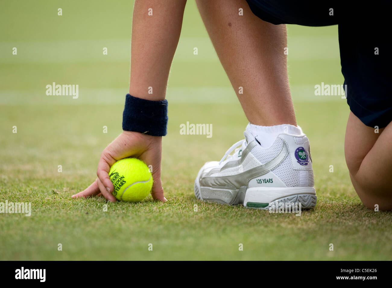 Palla ragazzo scarpa e la sfera dettaglio durante il 2011 Wimbledon Tennis Championships Foto Stock