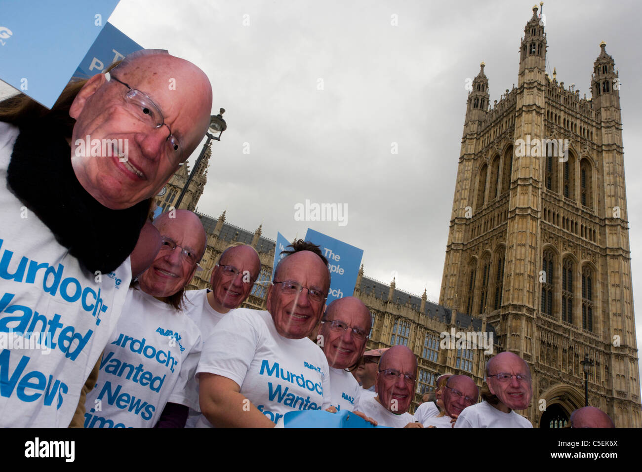 Azione Politcal gruppo Avaaz usura Rupert Murdoch maschere al di fuori del Parlamento durante la News International phone hacking scandali. Foto Stock