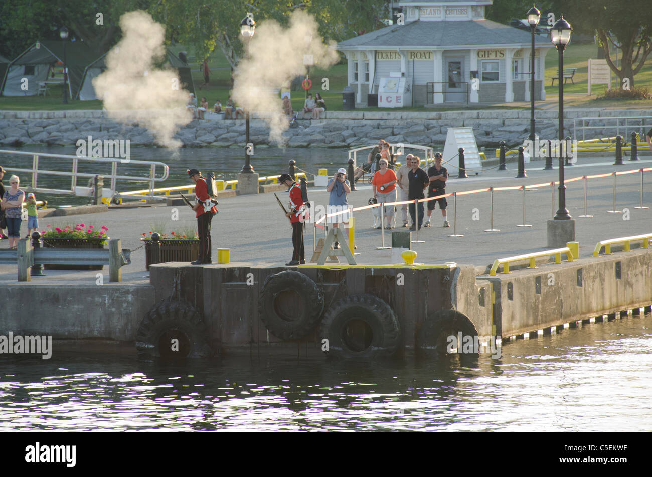 In Ontario, Canada, Kingston. Fort Henry rievocazione storica i soldati in vendemmia 1867 uniformi benvenuto ai visitatori presso il molo di Kingston. Foto Stock