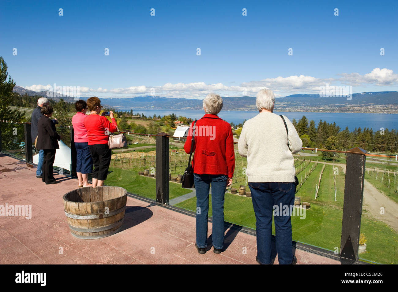 Un gruppo di tour godendo le viste sul lago Okanagan da Summerhill Pyramid Winery, Kelowna, Canada Foto Stock