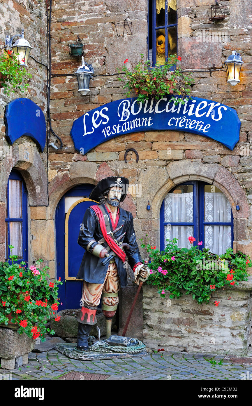 Pirate nella parte anteriore del ristorante a Le Conquet, Finistère Bretagna, Francia Foto Stock
