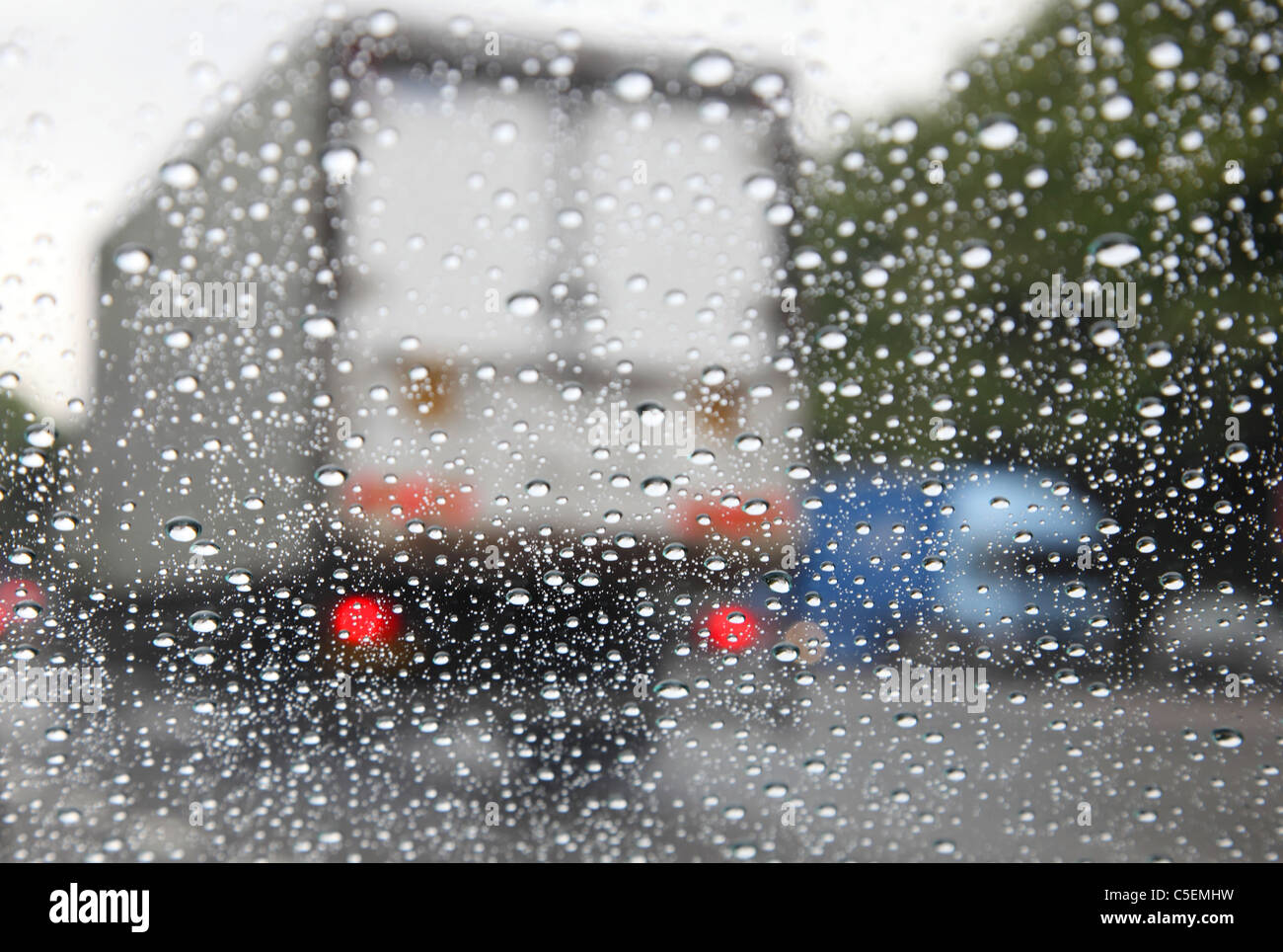 La scarsa visibilità la guida in condizioni di bagnato su strade in U.K. Foto Stock