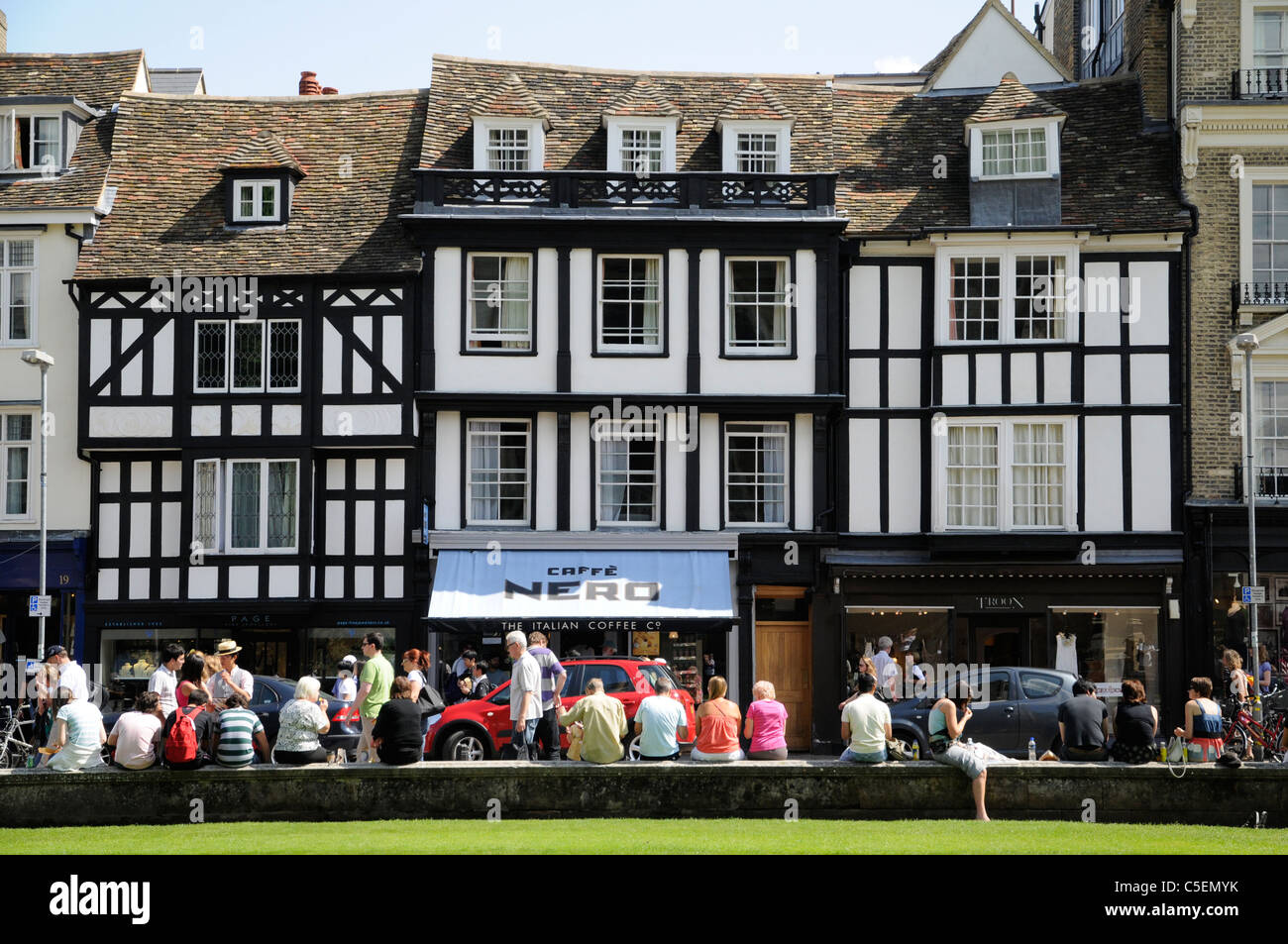 Scena di strada di turisti su re Parade Cambridge Foto Stock