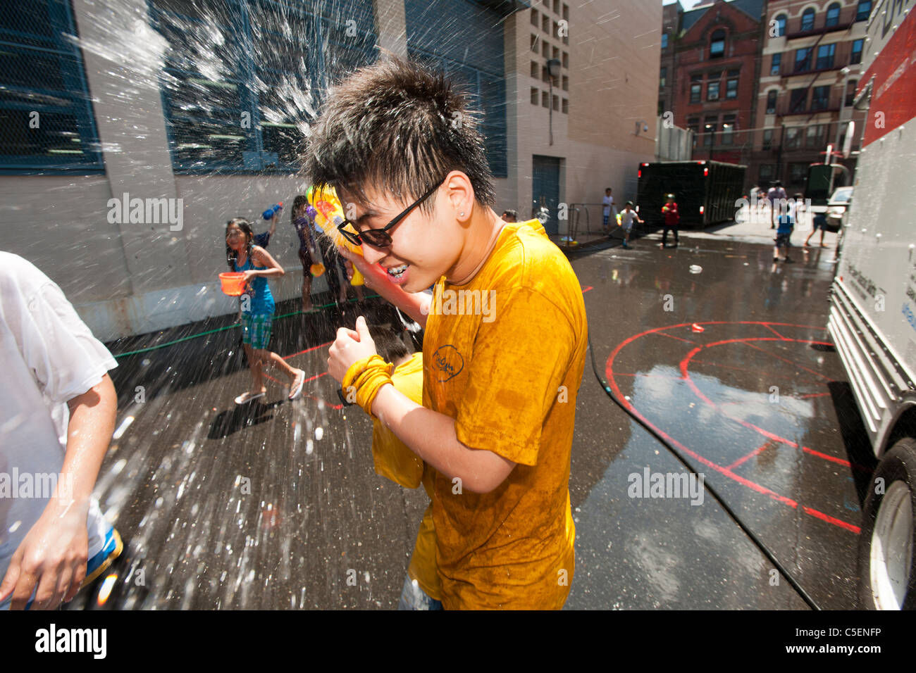 Bambini splash ogni altro durante il XVII annuale acqua birmano Festival di New York Foto Stock