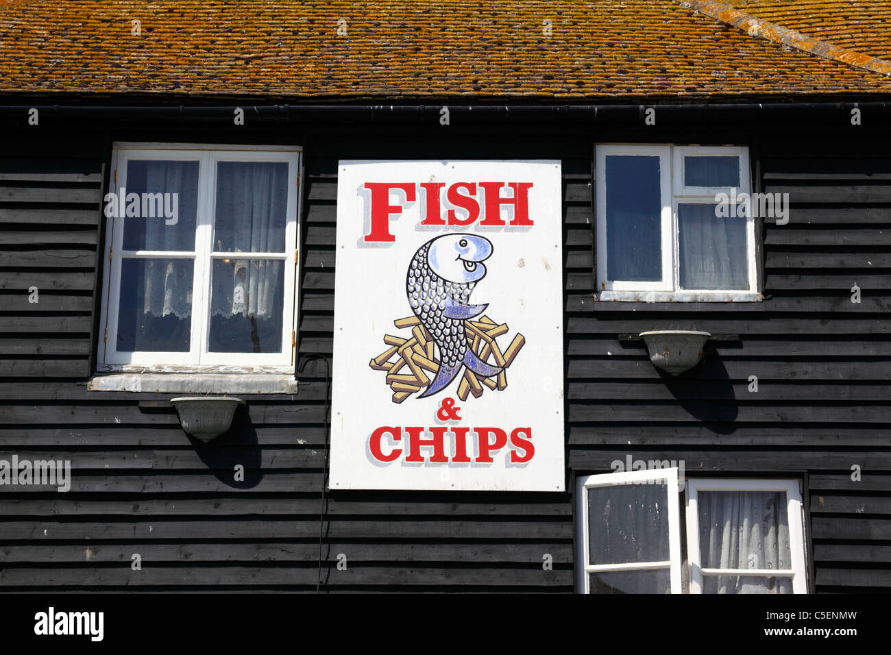 Pesce e Patatine segno sopra shop nella Città Vecchia, Hastings, East Sussex, Inghilterra Foto Stock
