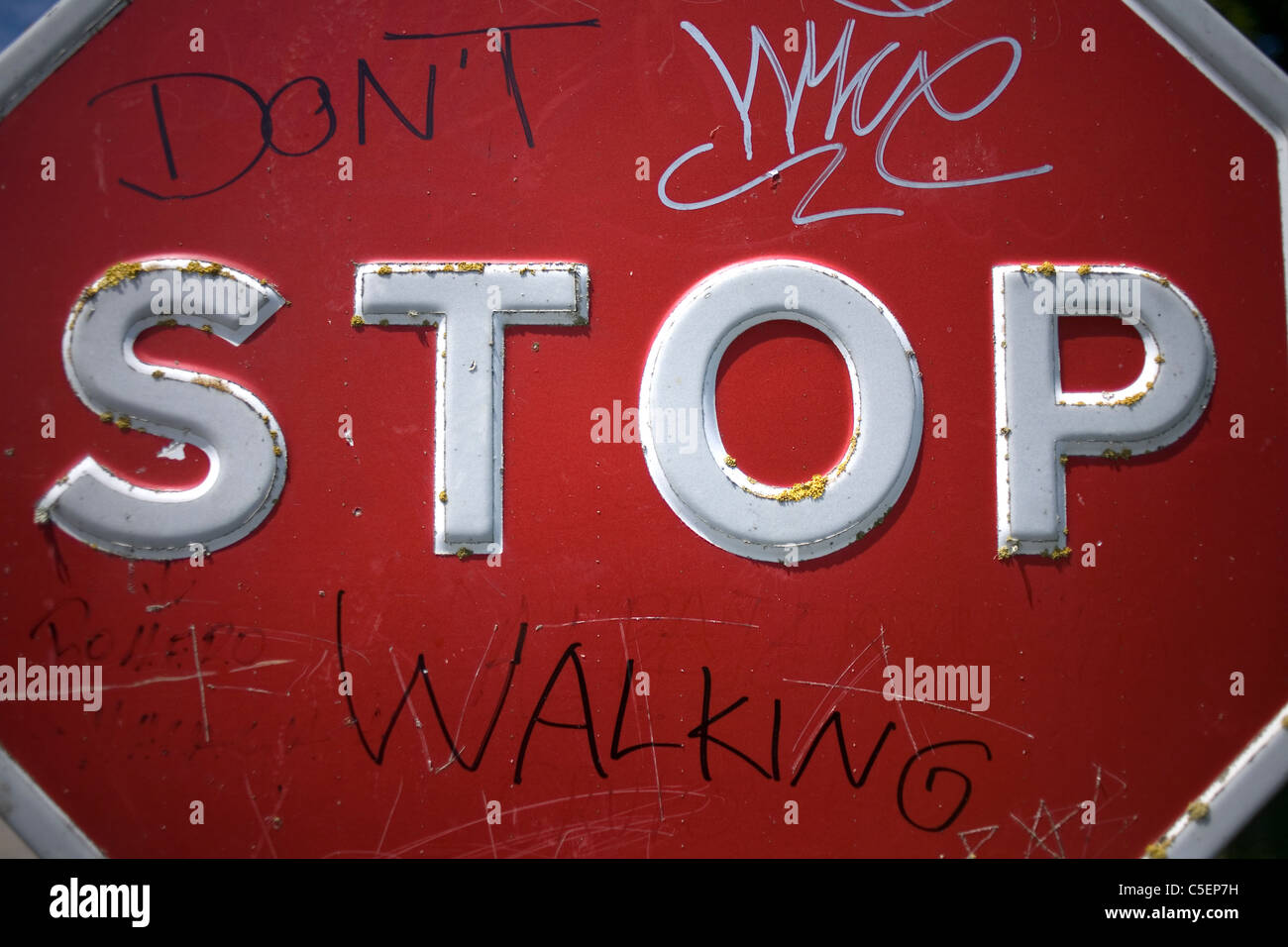 Arresto di un segno di traffico dove qualcuno ha scritto "non smettere di camminare in modo francese, di San Giacomo in Galizia, Spagna. Foto Stock
