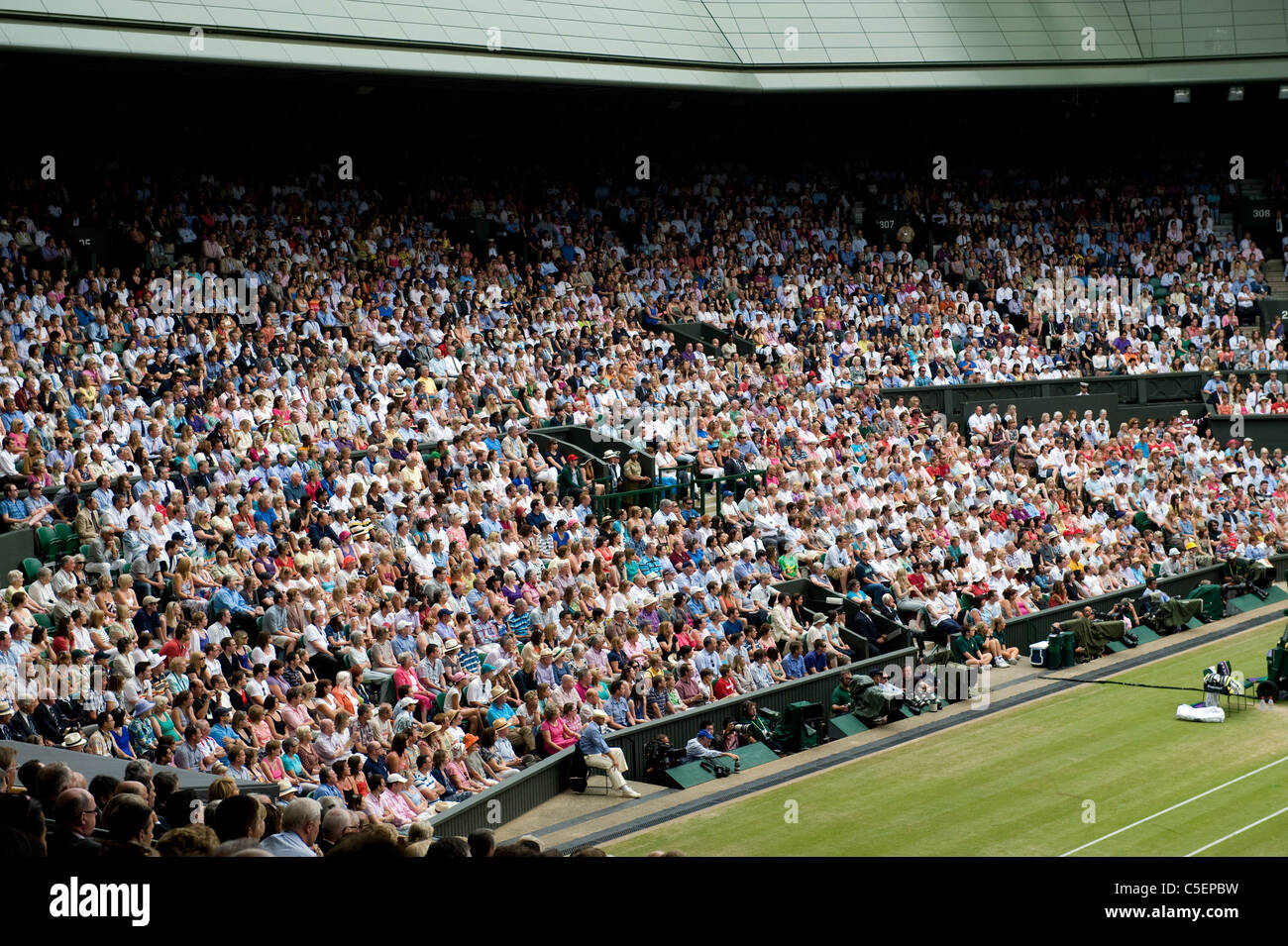 Vista generale del Centre Court folla durante il Uomini Singoli finale al 2011 Wimbledon Tennis Championships Foto Stock