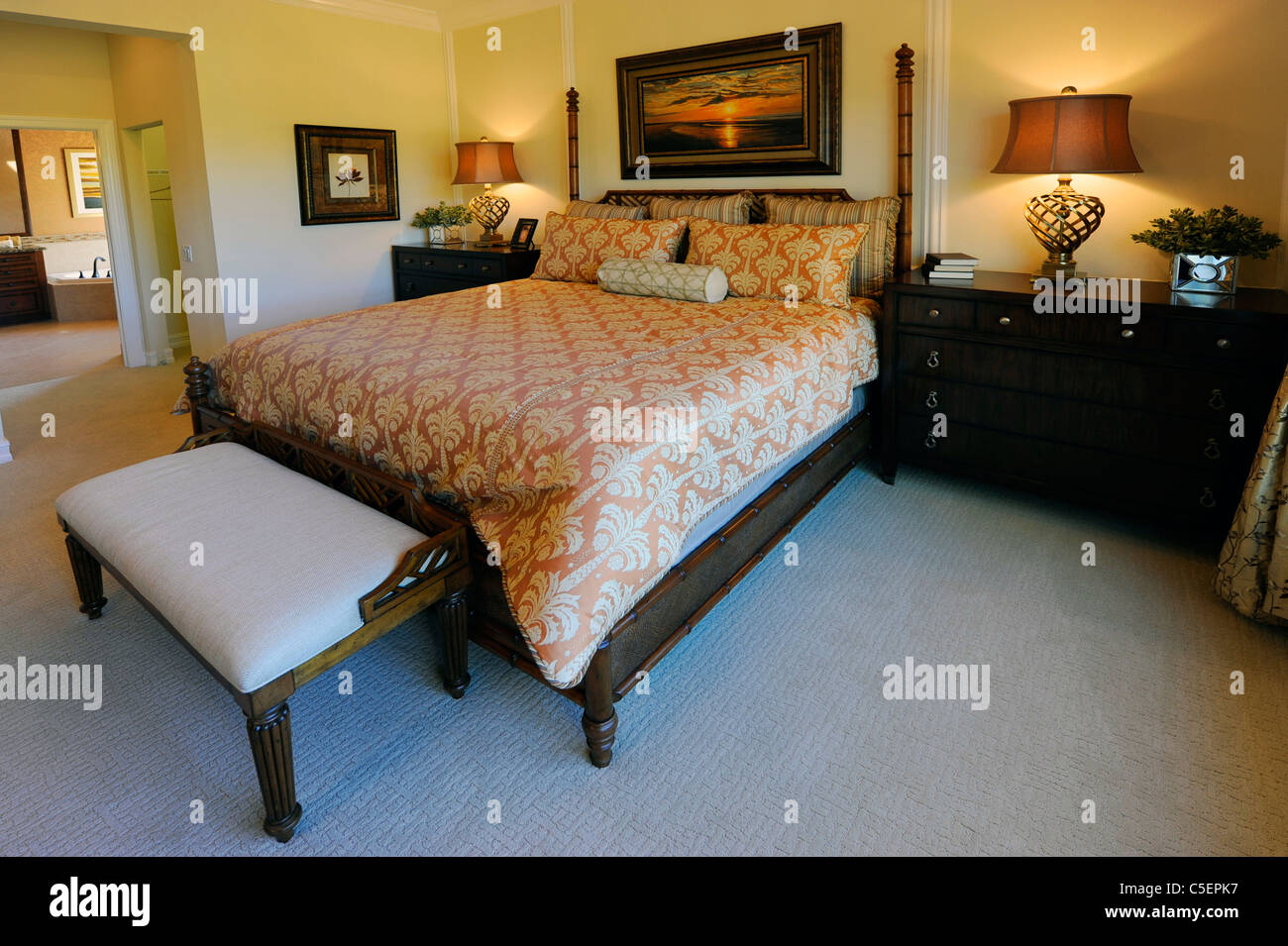 Interno spazioso e moderno camera da letto di un elegante casa nuova costruzione Tampa Florida Foto Stock