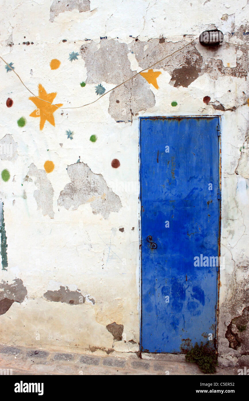 Stelle dipinto in una parete bianca e una porta blu nella facciata di una casa in Andalusia, Spagna, 22 gennaio 2011. Foto Stock
