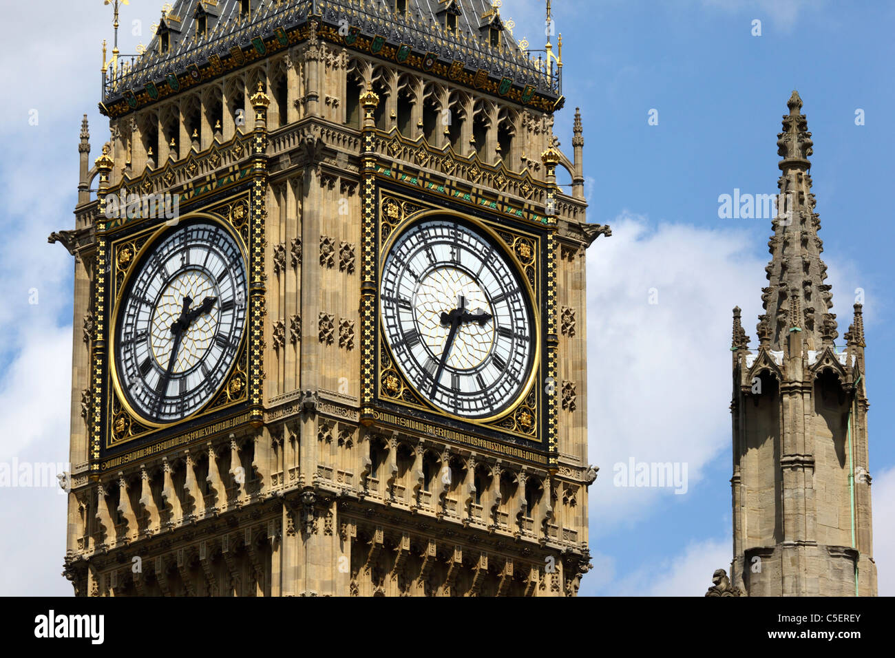 Big Ben clock tower visto dalla piazza del Parlamento, Westminster, Londra, Inghilterra Foto Stock