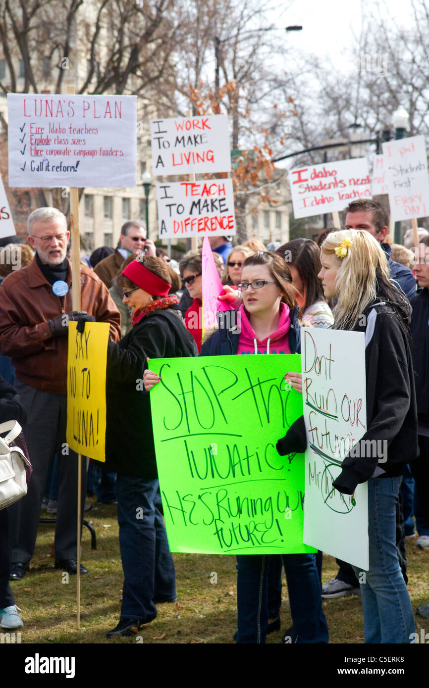 La gente protestare contro i tagli al finanziamento dell'istruzione a Boise, Idaho, Stati Uniti d'America. Foto Stock