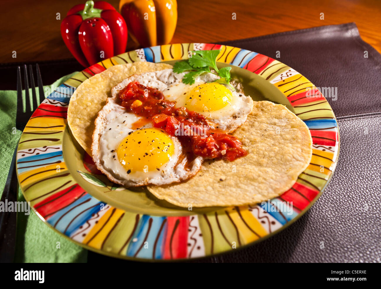Questa è la mia parte soleggiata fino versione di una classica colazione messicana piatto. Foto Stock