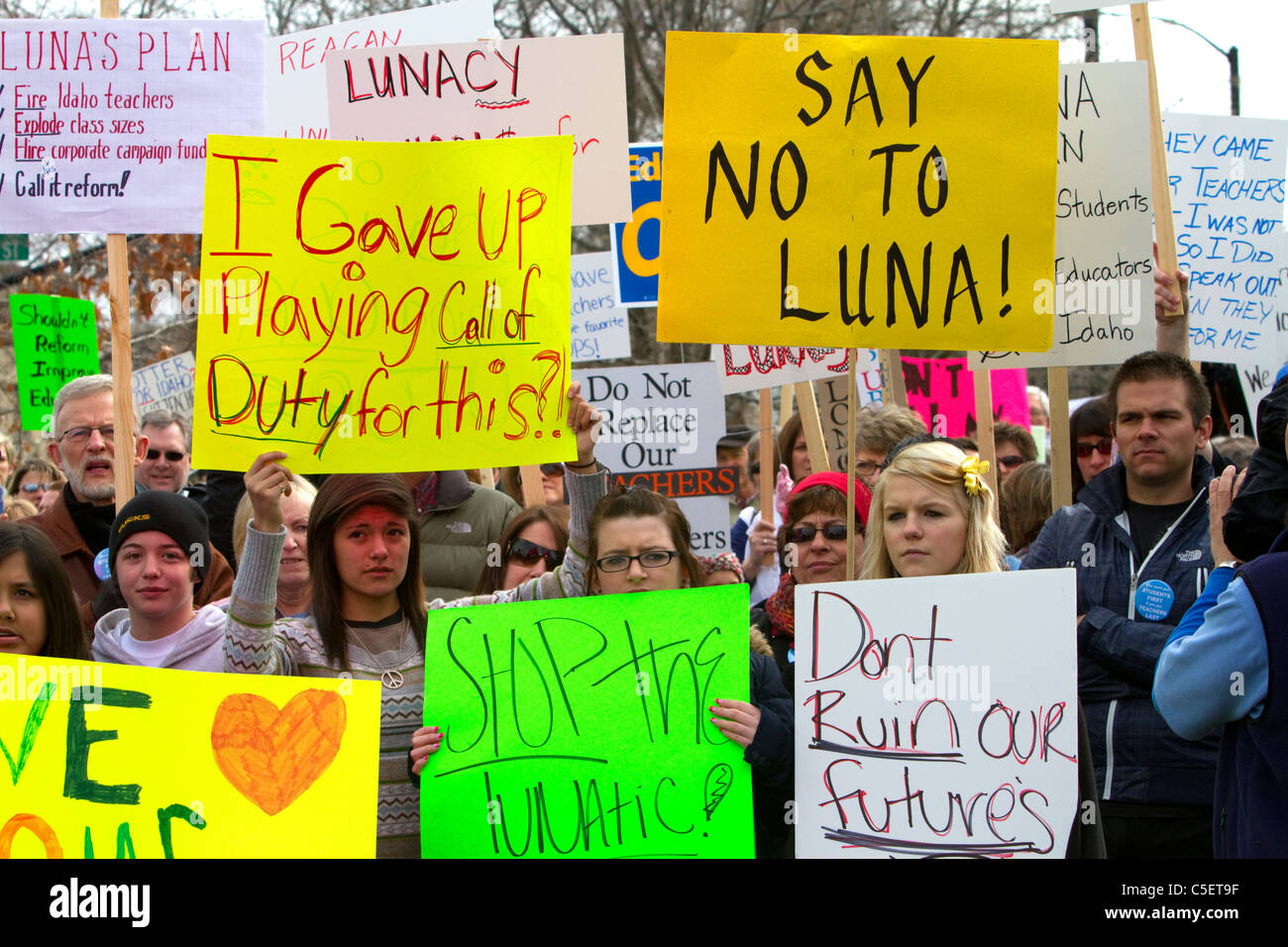 La gente protestare contro i tagli al finanziamento dell'istruzione a Boise, Idaho, Stati Uniti d'America. Foto Stock