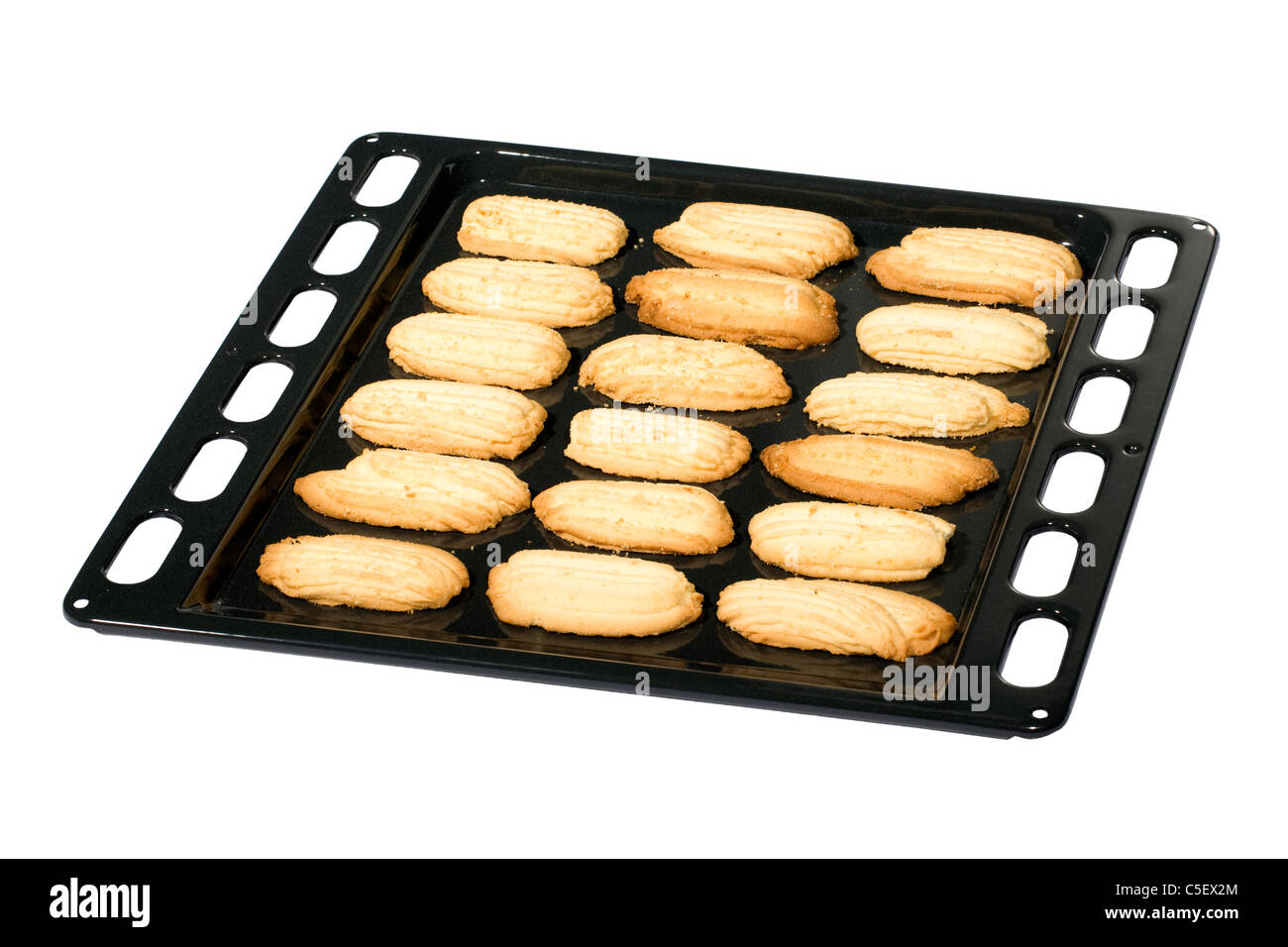 Burro fresco di biscotti frollini su un vassoio da forno isolato su bianco. Foto Stock