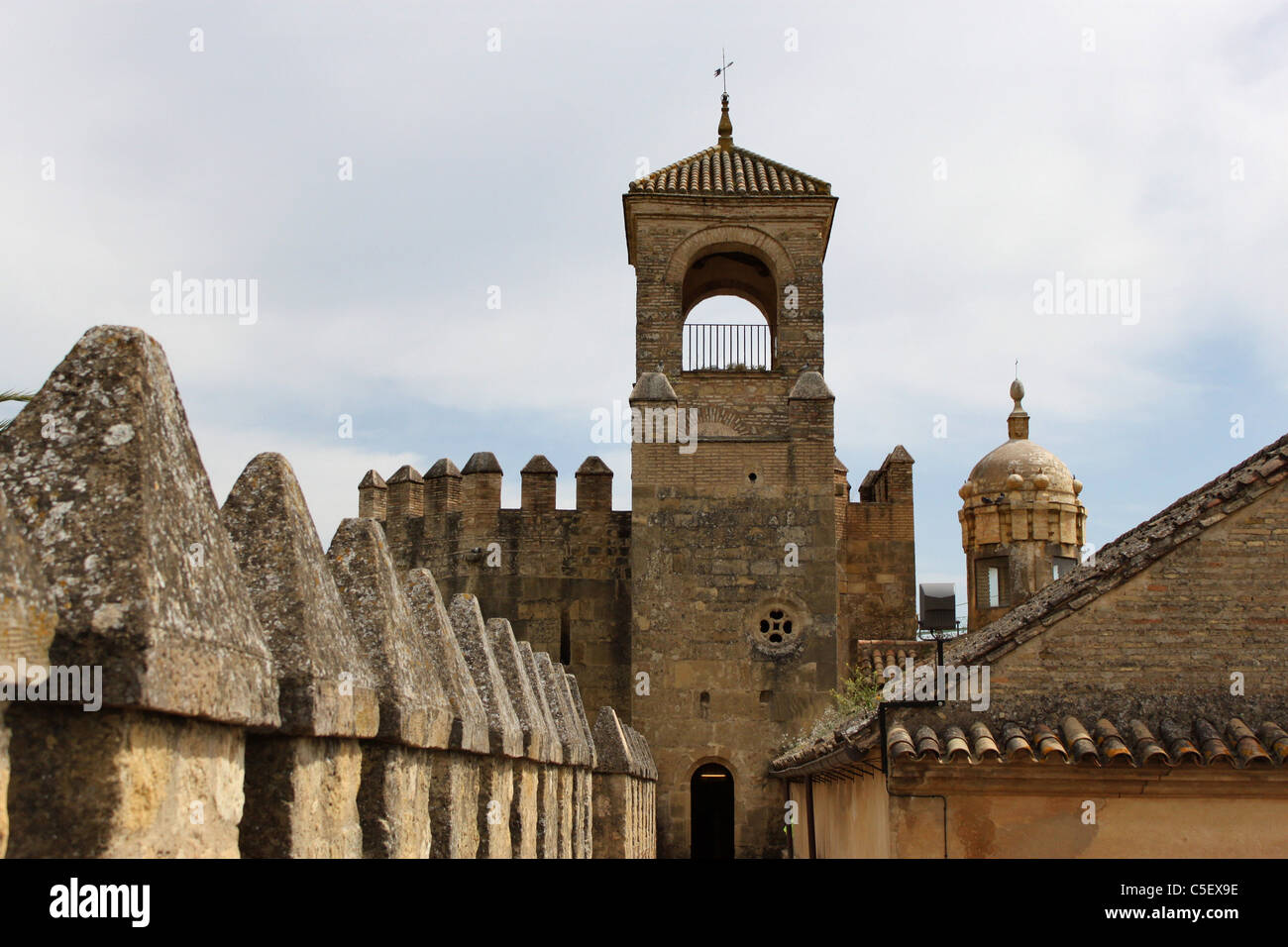 La torre dell'Alcazar de los Reyes Cristianos, o il castello del Re Cristiani, a Cordoba, Andalusia, Spagna Foto Stock