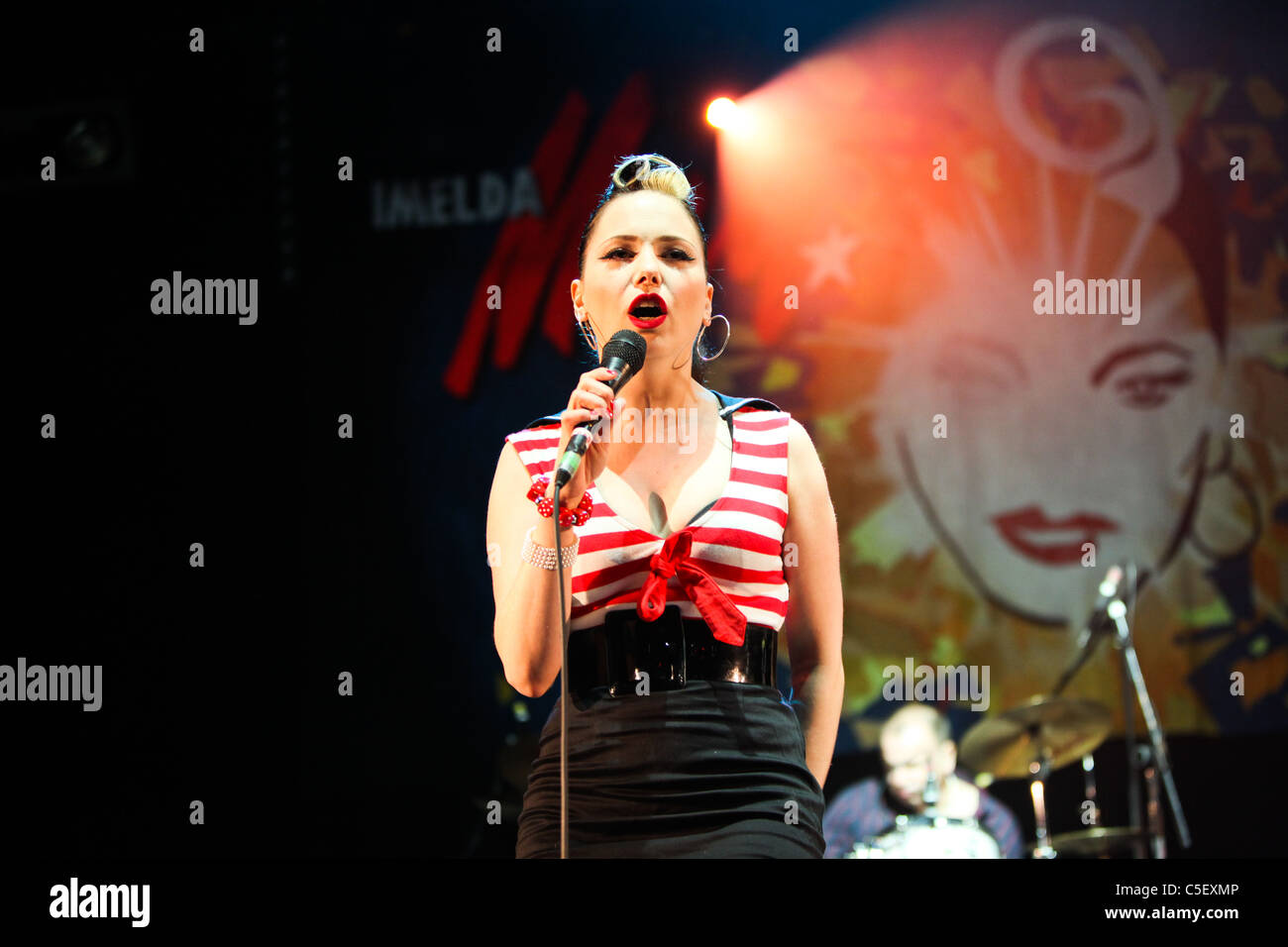 Imelda maggio sul palco principale al Larmer Tree Festival 2011, REGNO UNITO. Foto Stock