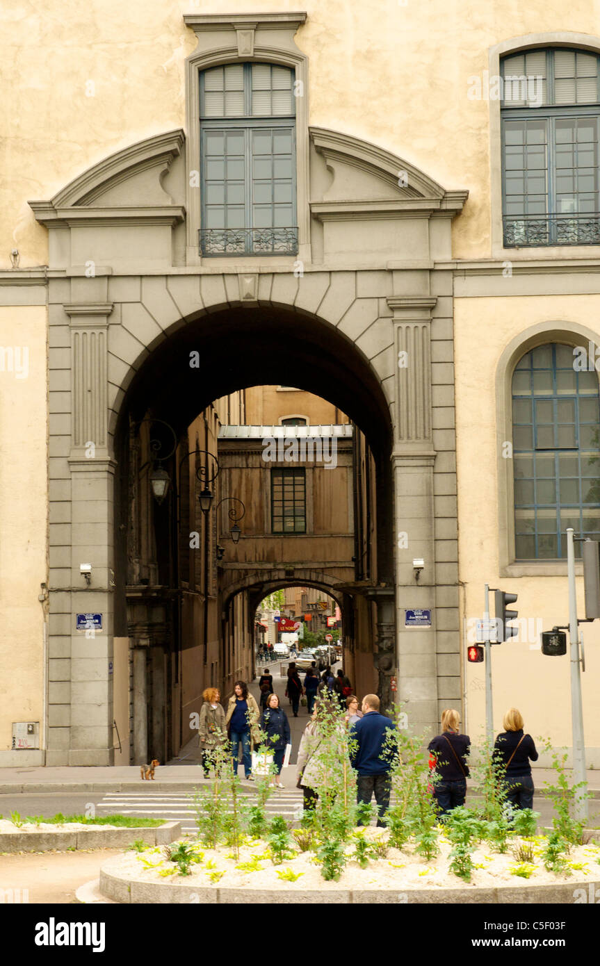 Passaggio tra edifici barocchi di Lione Francia Foto Stock