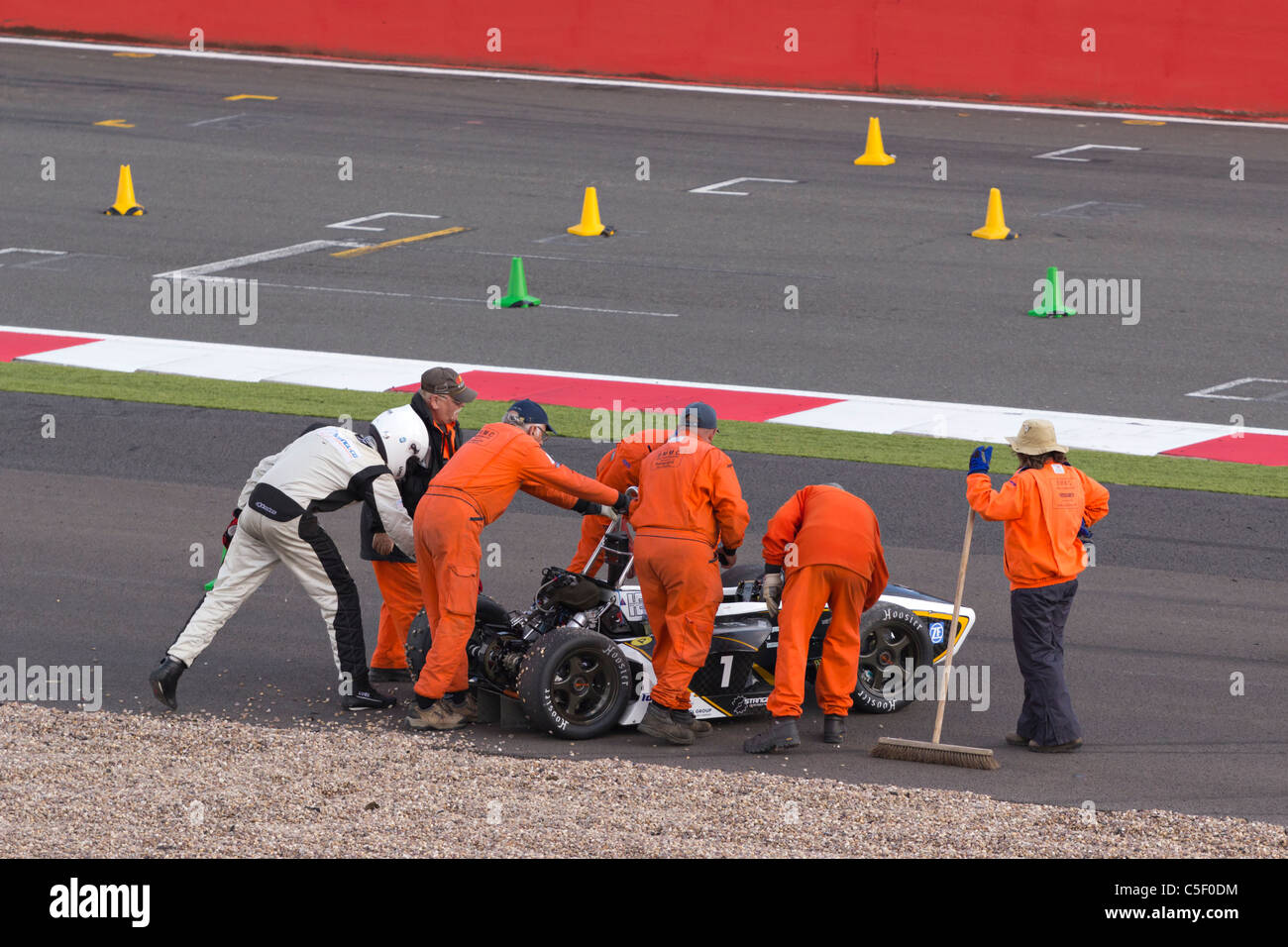 Formula Student Racing Motorsport a Silverstone - recupero della vettura dopo la filatura fuori pista nella ghiaia Foto Stock