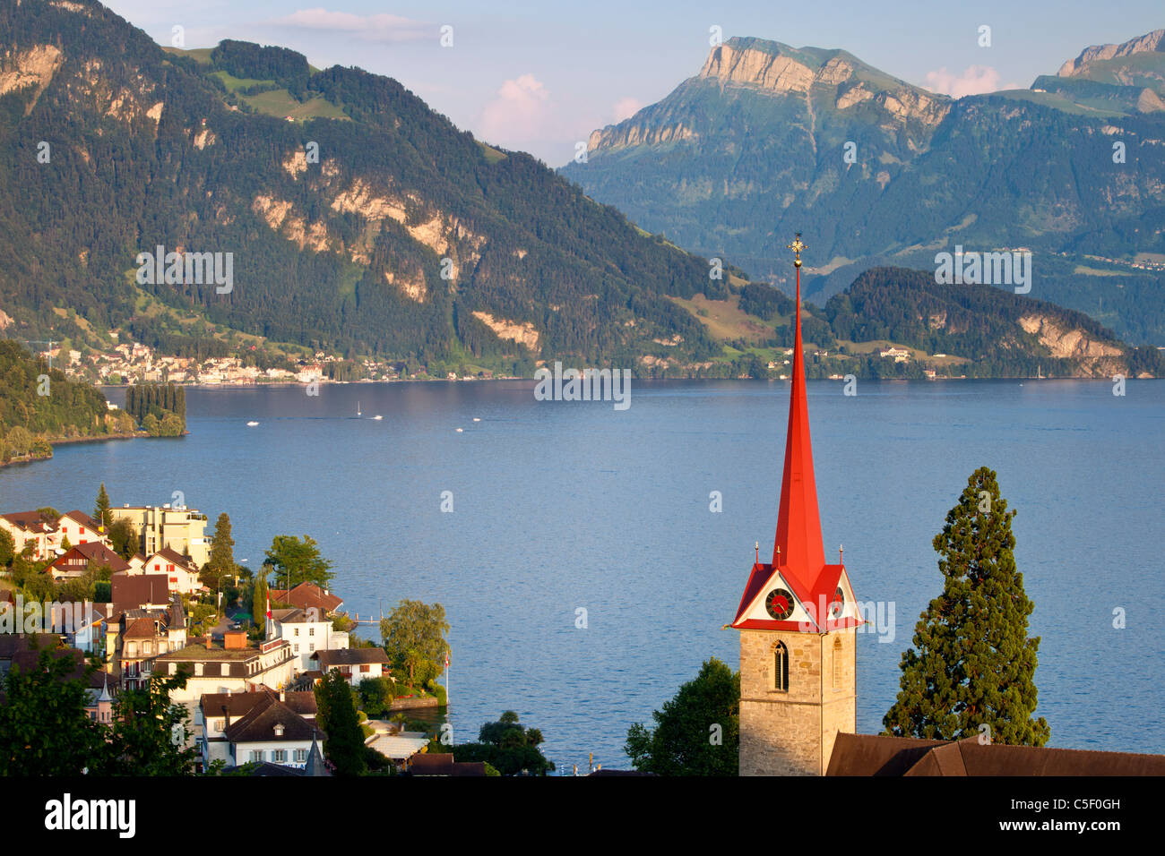 Il campanile della chiesa parrocchiale di Santa Maria che si affaccia sul Lago di Lucerna, Weggis Lucerna svizzera Foto Stock