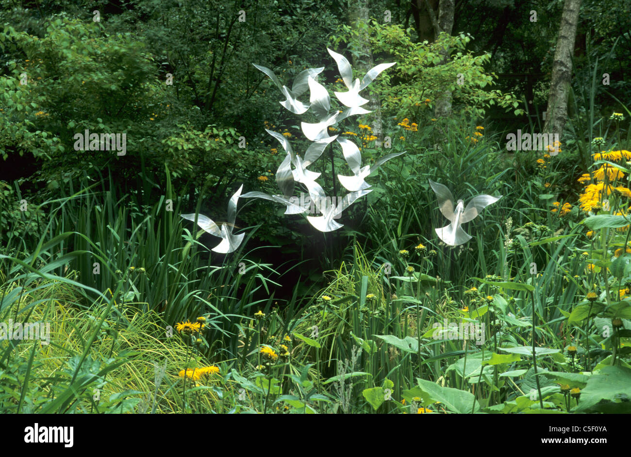 Giardino scultura, "Uccelli" da Ros Newman. L'onda giardino, Pensthorpe Norfolk Inghilterra metallo sculture Foto Stock