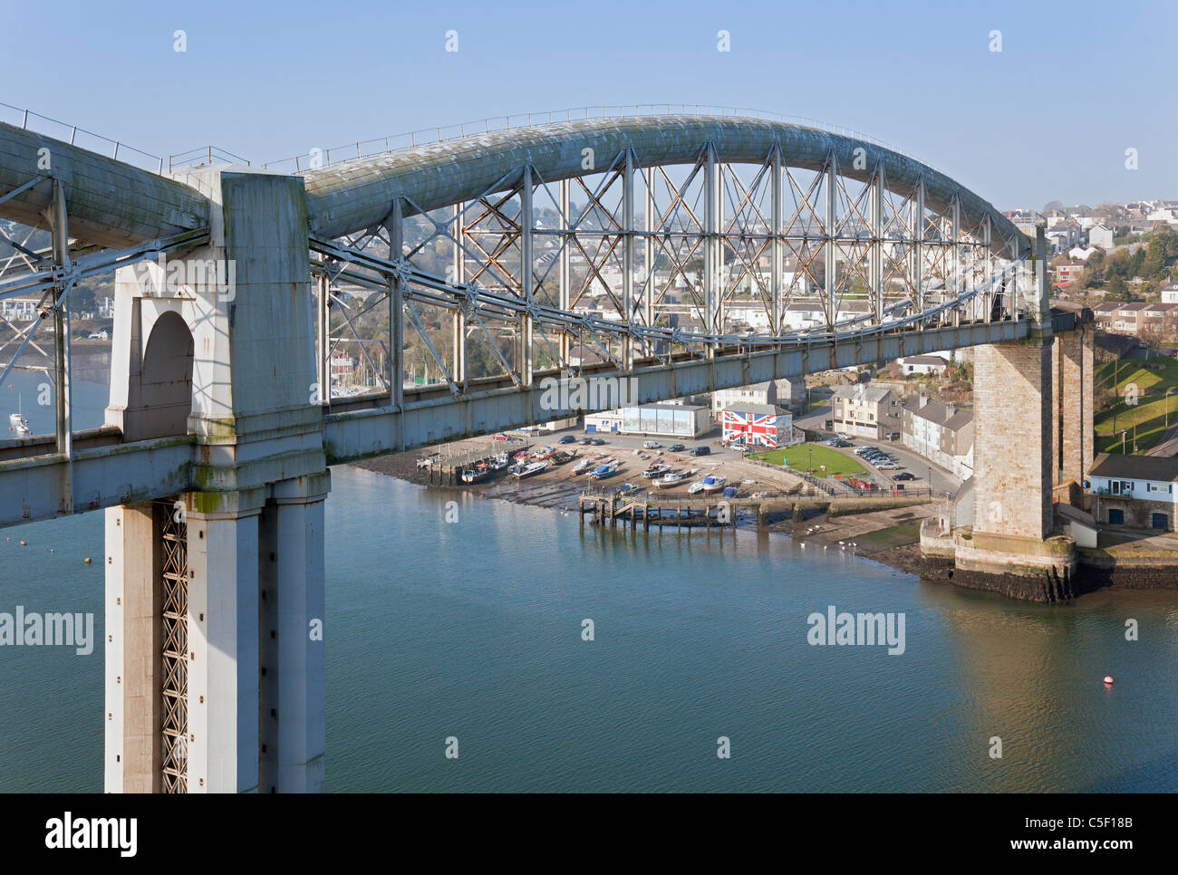 Royal Albert Bridge sul fiume Tamar con Cornwall Beyond, Plymouth, Devon, Inghilterra, Regno Unito Foto Stock