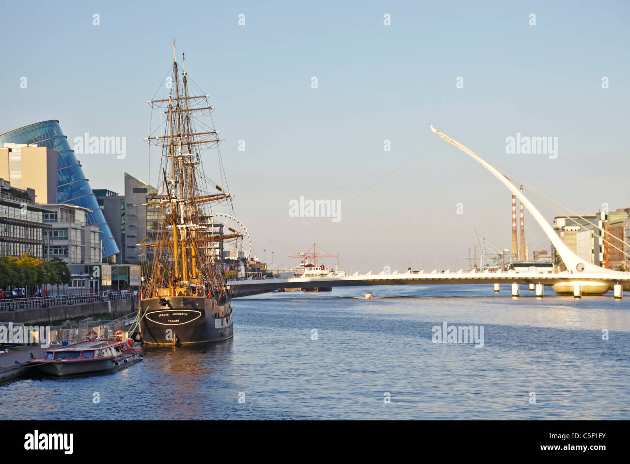 La Tall Ship Jeanie Johnston ormeggiato sul fiume Liffey nel centro di Dublino. Samuel Beckett bridge sul lato destro. Foto Stock