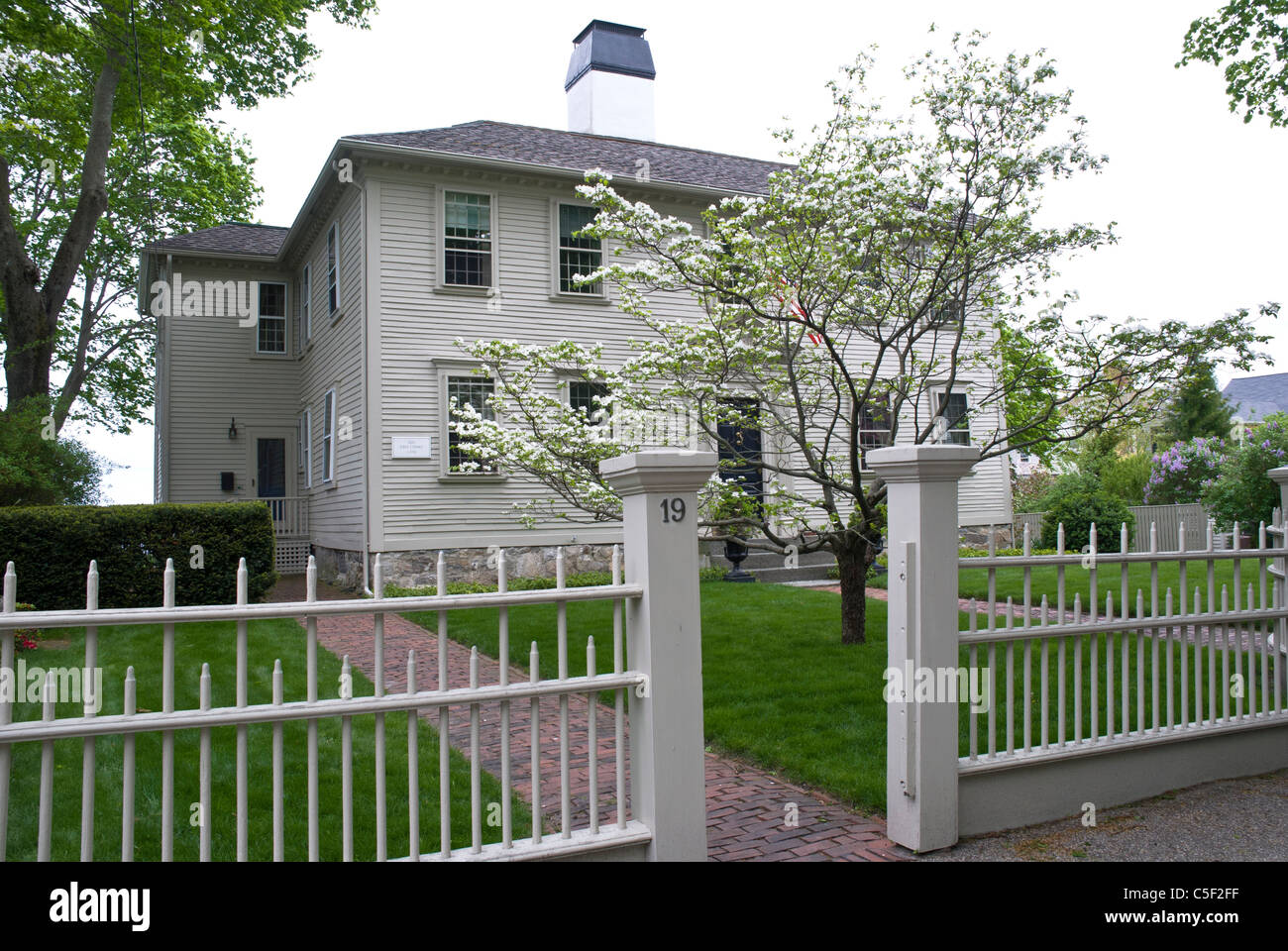 Un vecchio early American home si erge con orgoglio sulla riva di Narragansett Bay. Foto Stock