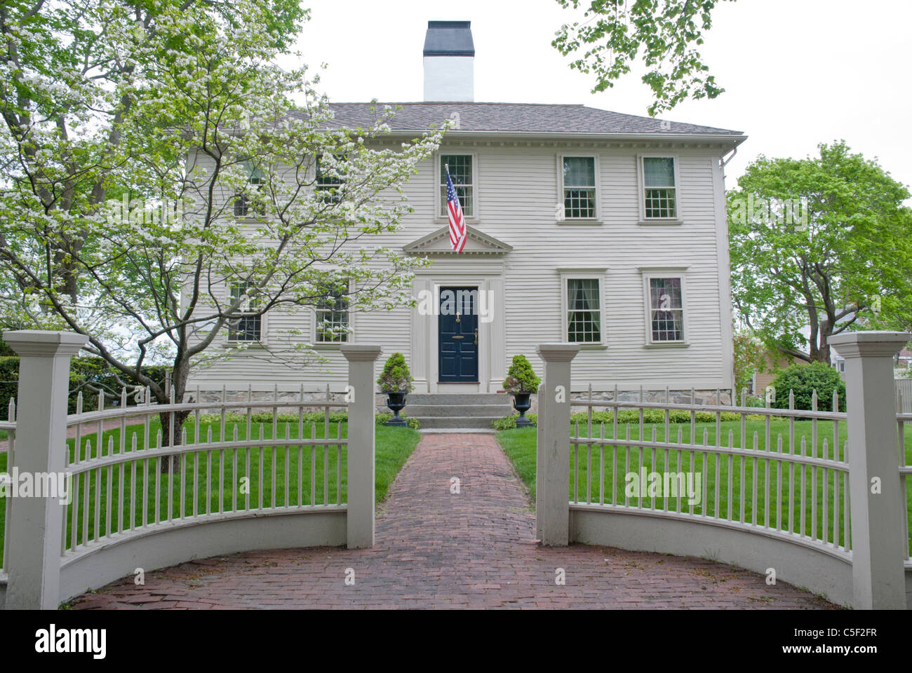 Un vecchio early American home si erge con orgoglio sulla riva di Narragansett Bay. Foto Stock