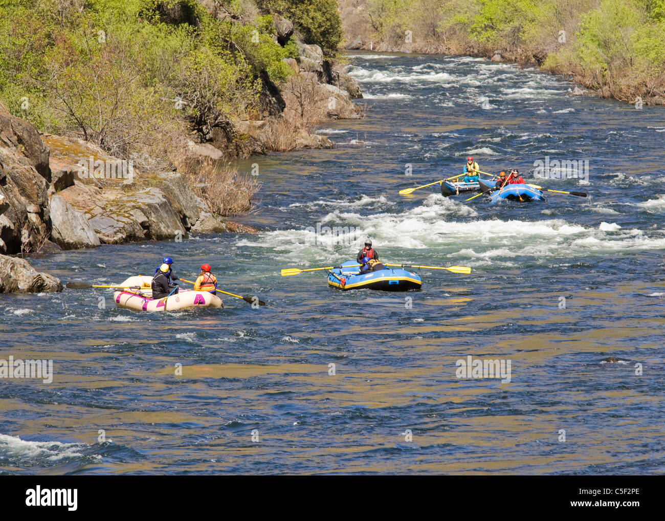 White water rafting sul fiume Merced Foto Stock