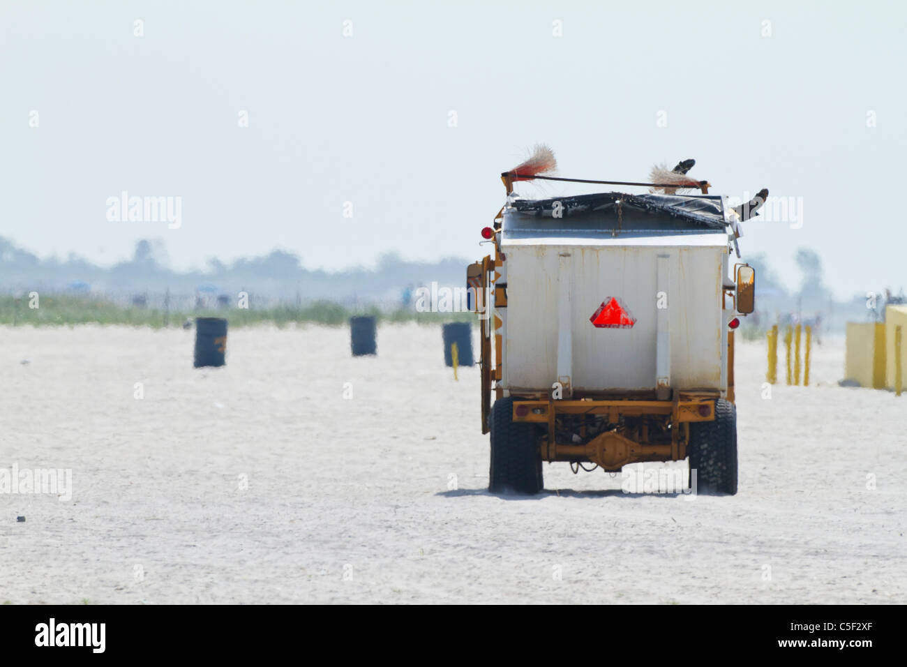Raccolta di rifiuti carrello lavoro la spiaggia Foto Stock