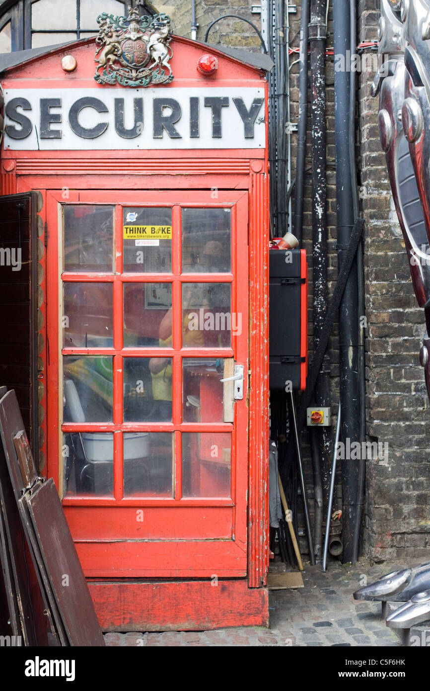 Un telefono rosso box con sicurezza scritto su di esso Foto Stock