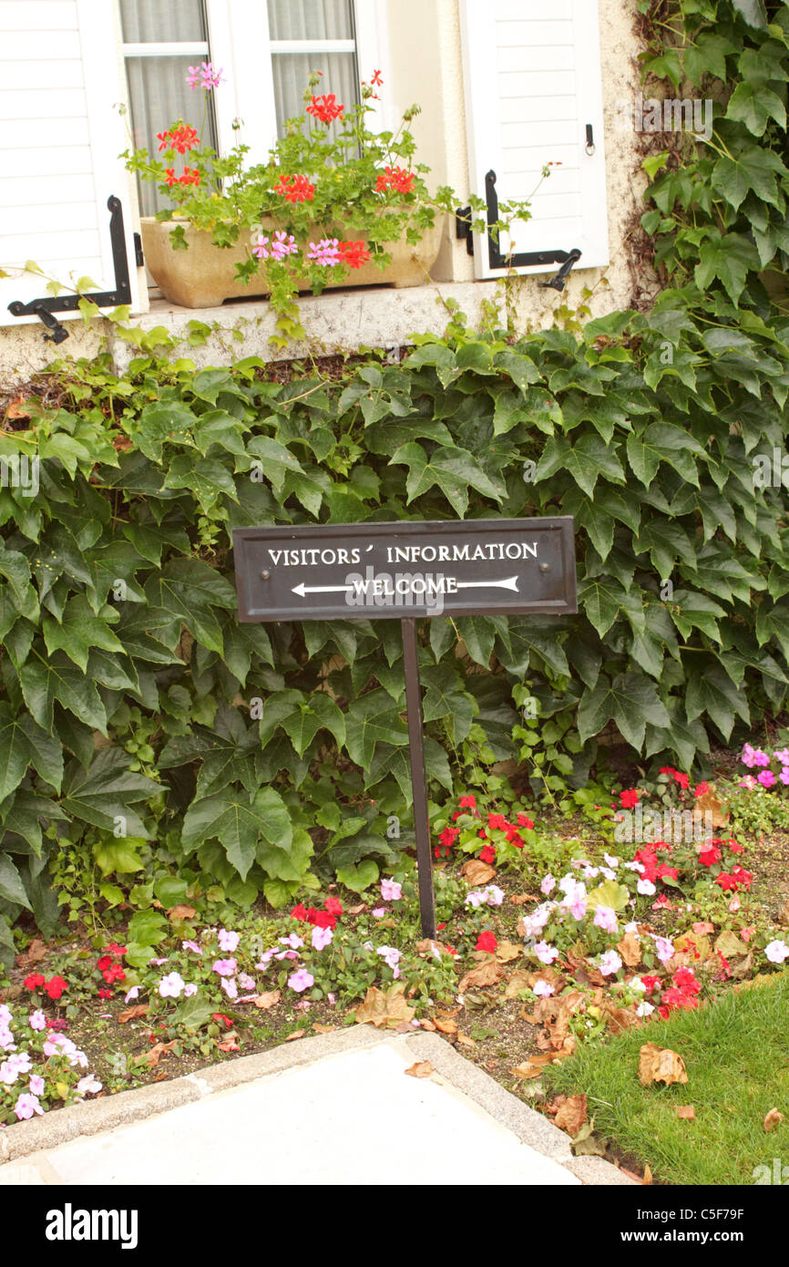 Segno di benvenuto al di fuori della reception e centro informazioni turistiche Oise Aisne Cimitero Americano vicino a Chateau Thierry Francia Foto Stock