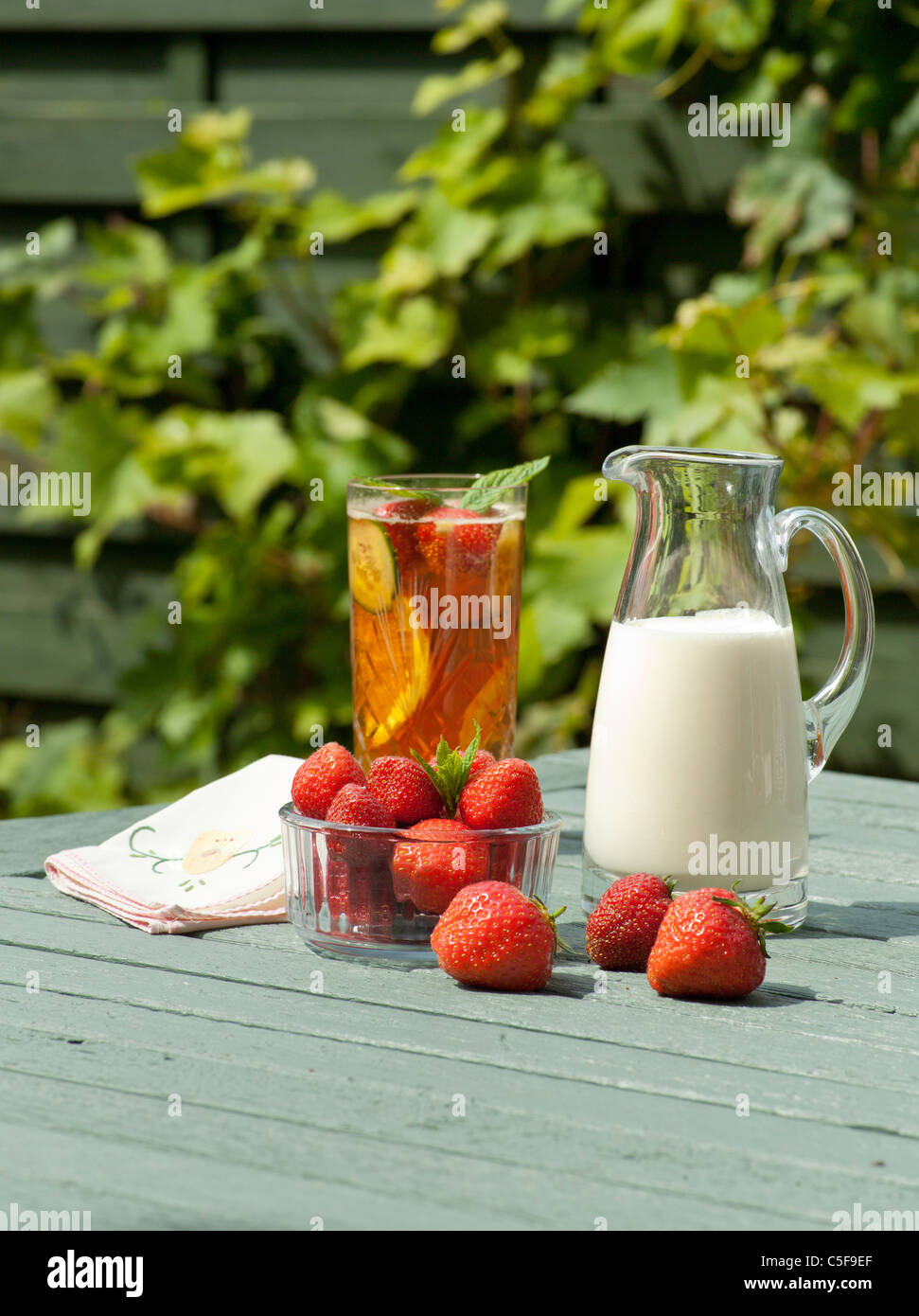 PIMMS e fragole e panna nel giardino estivo REGNO UNITO Foto Stock