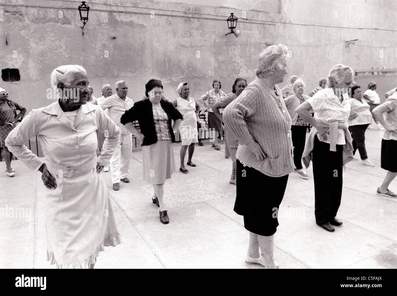 CUBA. Donne anziane anziani esercizio per le strade di La Habana Foto Stock
