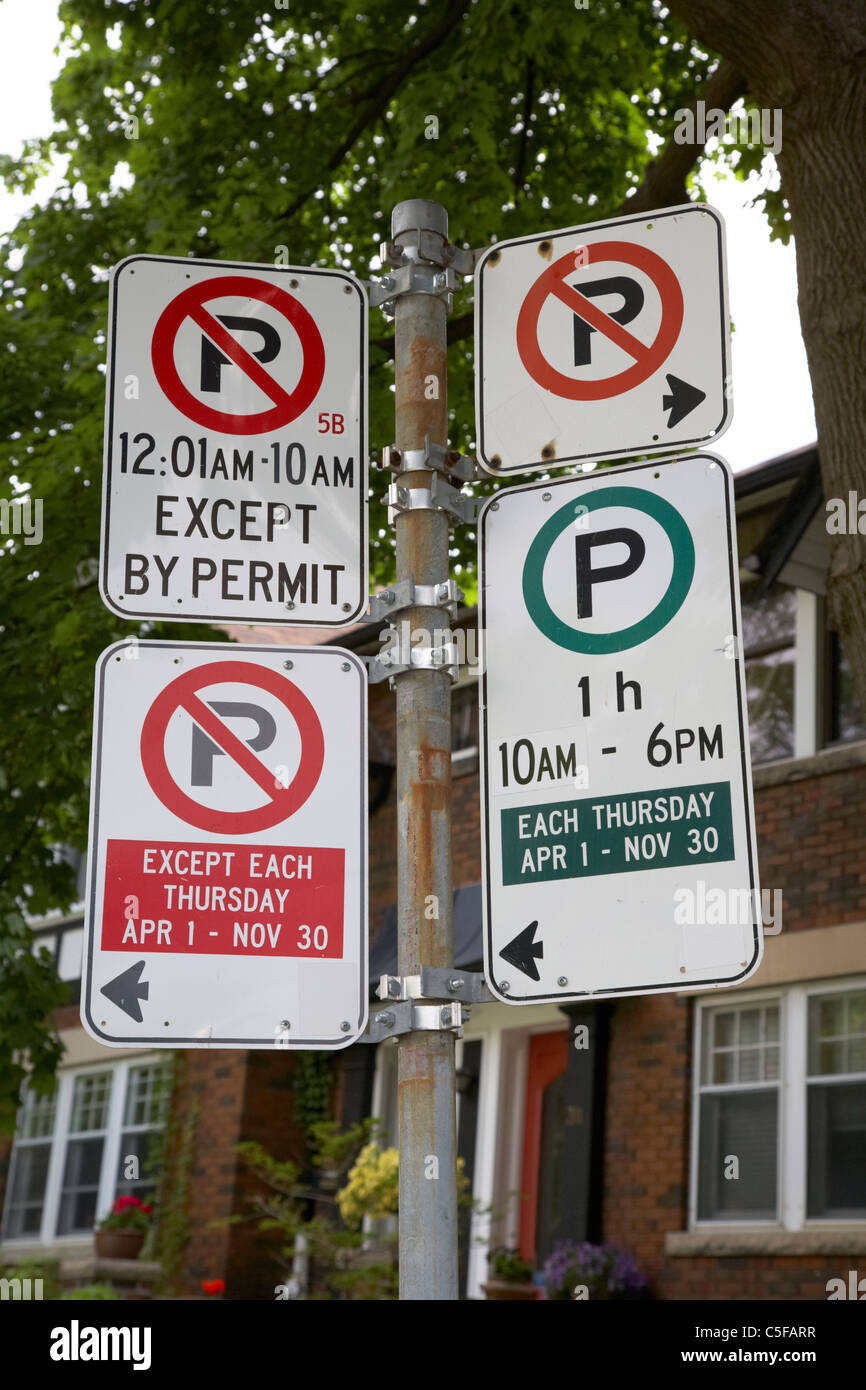 Nessun parcheggio e le restrizioni per il parcheggio segni in una zona residenziale a Toronto Ontario Canada Foto Stock