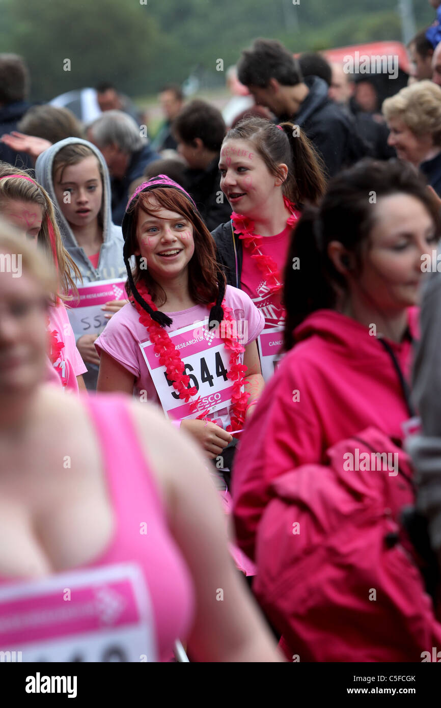 Le donne nella foto di prendere parte ad una gara per la vita evento in Eastbourne, East Sussex, Regno Unito. Foto Stock