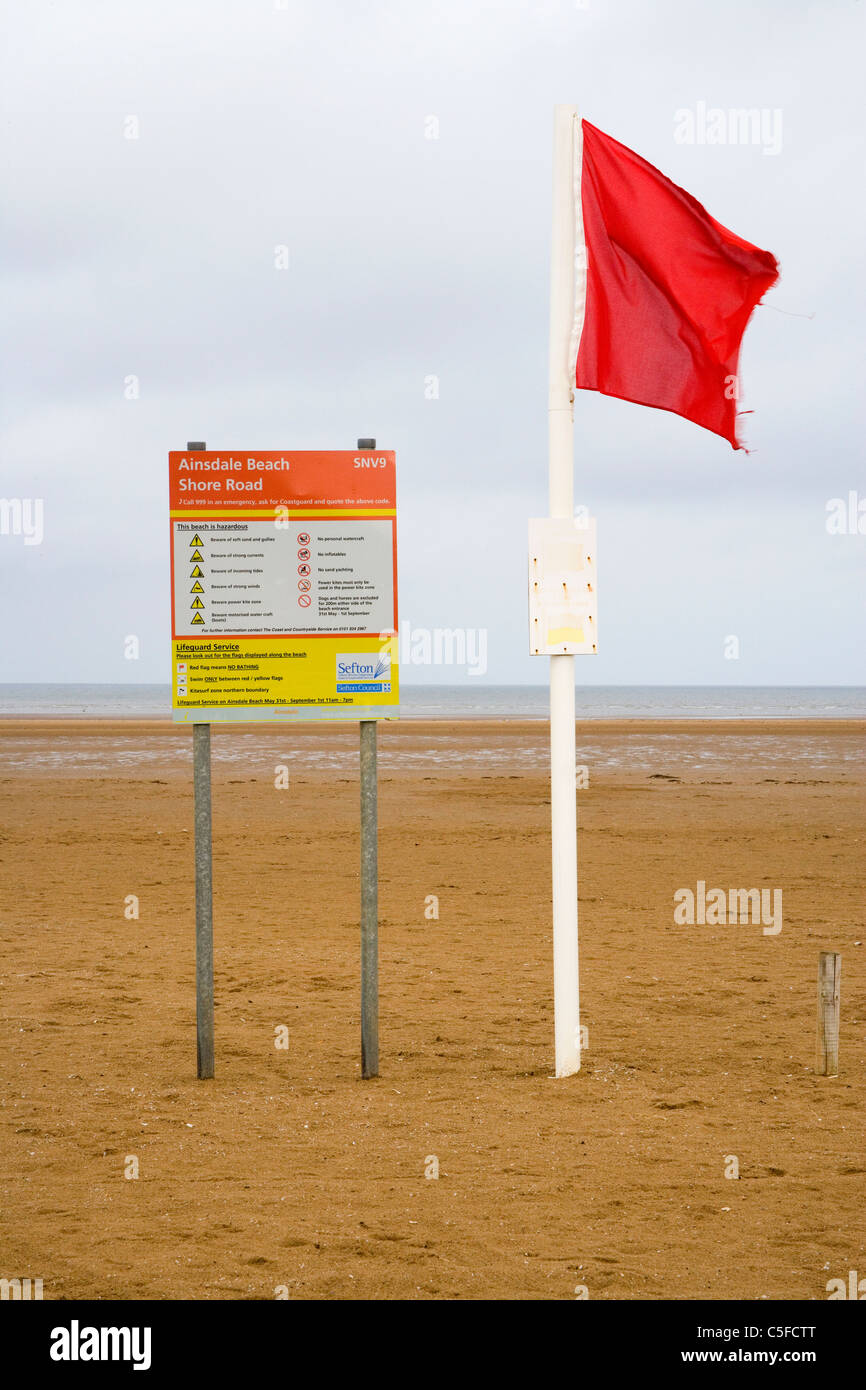 Cartelli di avvertimento a ainsdale sul merseyside / lancashire coast Foto Stock