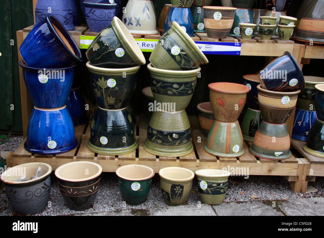 Impianto ceramico pentole e contenitori in centro giardino. Foto Stock