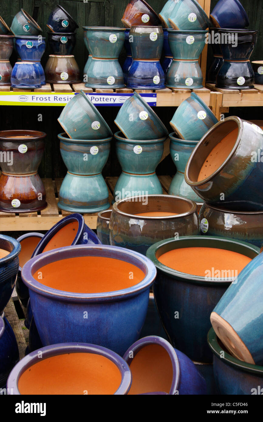 Impianto ceramico pentole e contenitori in centro giardino. Foto Stock
